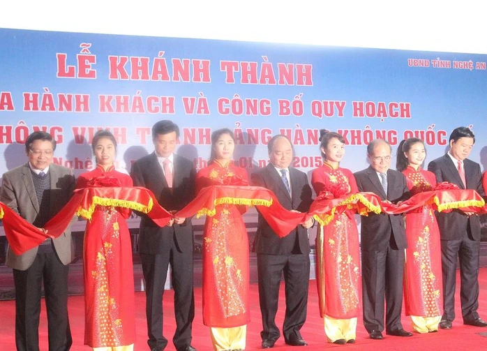 Phó Thủ tướng Nguyễn Xuân Phúc cắt băng khánh thành Nhà ga hành khách - Cảng Hàng không Vinh.