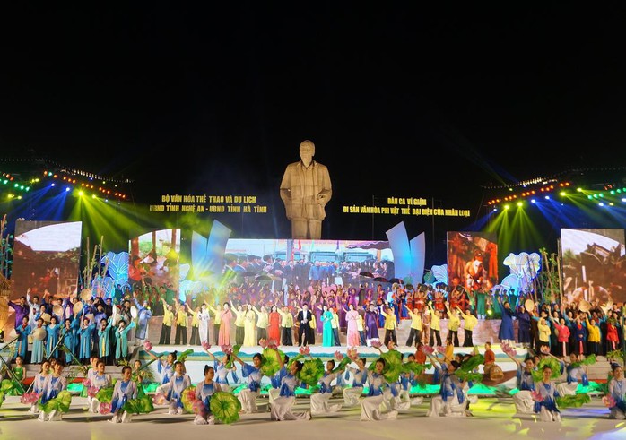 Tiết múc dân ca ví, giặm hoành tráng tại lễ đon bằng của UNESCO.