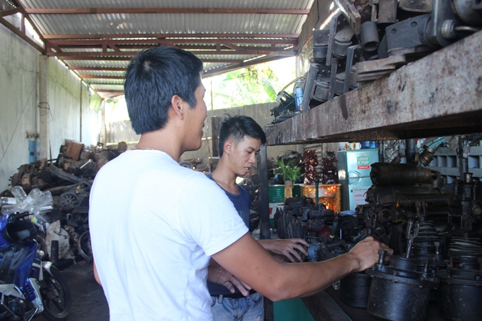 Lê Văn Lý (phải) cùng người anh mình là hai người truy đuổi tên cướp có súng