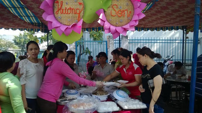Gian hàng ẩm thực phục vụ miễn phí cho CNVC-LĐ tại quận Bình Tân, TP HCM ẢNH: MAI CHI