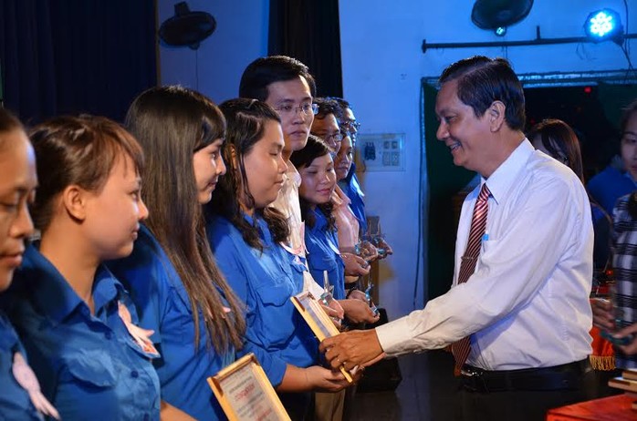 Ông Vũ Hữu Minh, Phó Bí thư Đảng ủy Khối Dân Chính Đảng, TP HCM trao  giấy khen cho tác giả các công trình thanh niên tiêu biểu
