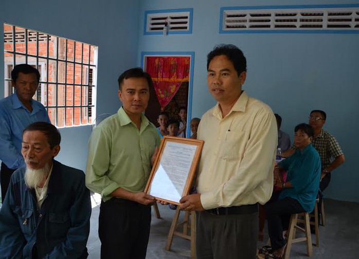Ông Giang Văn Nam, Chủ tịch LĐLĐ quận Gò Vấp, TP HCM, trao quyết định tặng Mái ấm CĐ cho anh Huỳnh Văn Cường