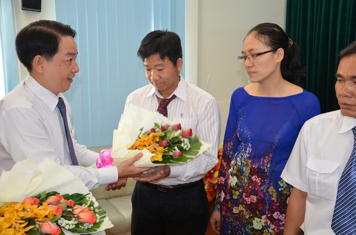 Ông Kiều Ngọc Vũ, Phó chủ ti5h LĐLĐ TP HCM, tặng hoa cho các gương điển hìn