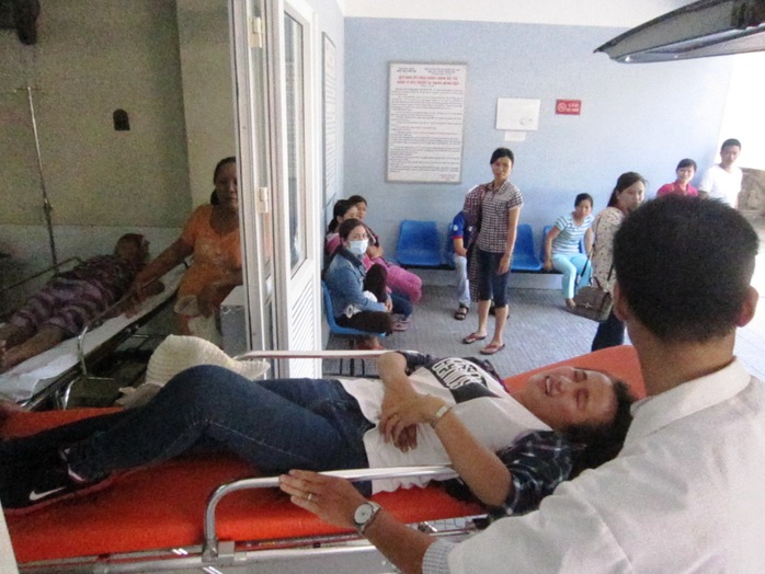 Thí sinh Trần Thị Lan tỏ ra đau đớn khi vừa đưa vào viện