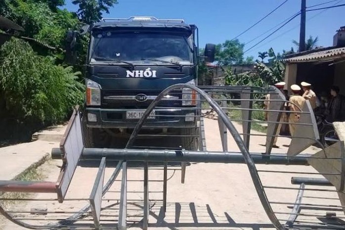 Người dân thôn 9, xã Đông Lĩnh, TP Thanh Hóa mang xe cầu thang, ra chặn xe tải chở đất phá đường, gây ô nhiễm môi trường