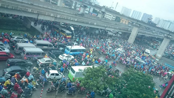 Ngã tư Khuất Duy Tiến bị ùn tắc nghiêm trọng khiến chủ các phương tiện rất vất vả khi qua đây - Ảnh: Otofun