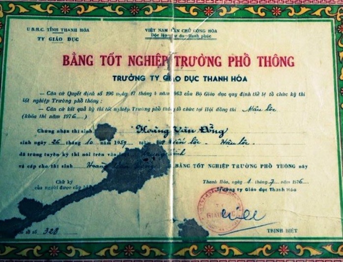 Bằng tốt nghiệp ghi tên ông Hoàng Văn Công được ông Hoàng Văn Đồng (em rể ông Công) “phù phép” thành bằng của mình. Ảnh: TUẤN MINH