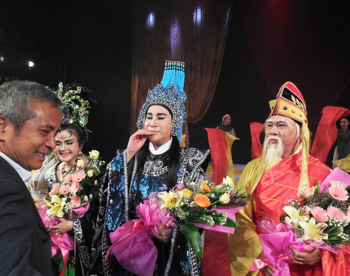 Ông Đặng Ngọc Tùng - Chủ tịch Tổng LĐLĐ Việt Nam tặng hoa chúc mừng các nghệ sĩ sau khi kết thúc chương trình