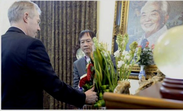 Đại sứ Ted Osius tự tay đặt lẵng hoa lên bàn thờ Đại tướng