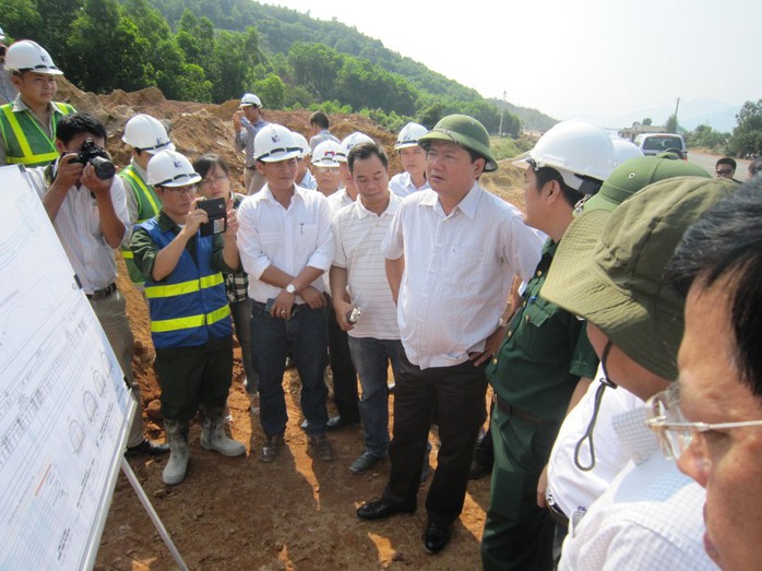 Bộ trưởng Thăng đang kiểm tra tại hầm Phú Gia