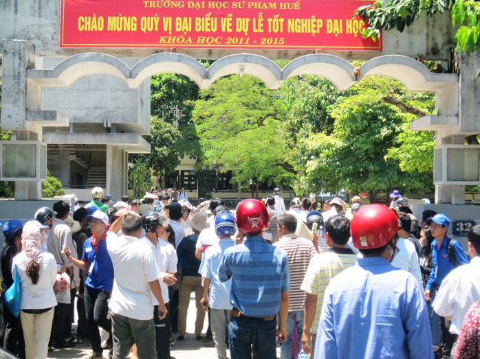 phụ huynh ùa vào điểm thi Trường ĐH Sư phạm Huế khi thời gian thi vừa kêt thúc