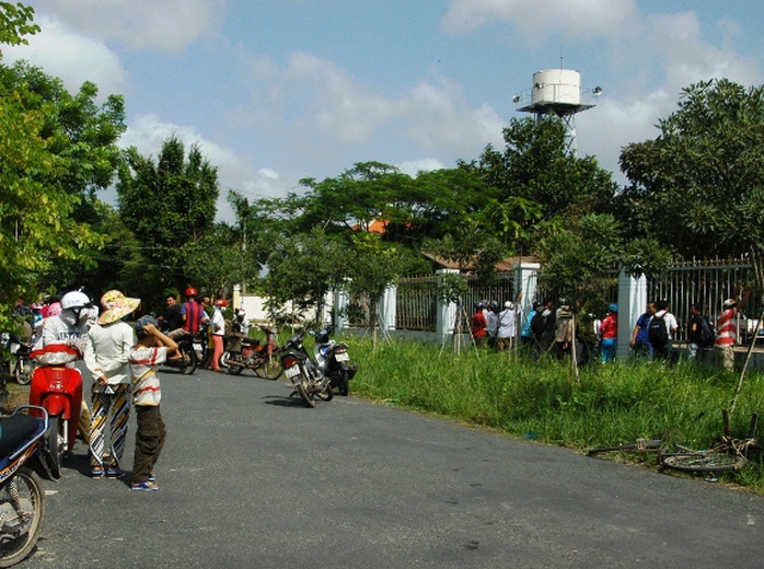 Người dân tập trung bên ngoài trụ sở Công an xã Nhị Bình, huyện Hóc Môn, TP HCM