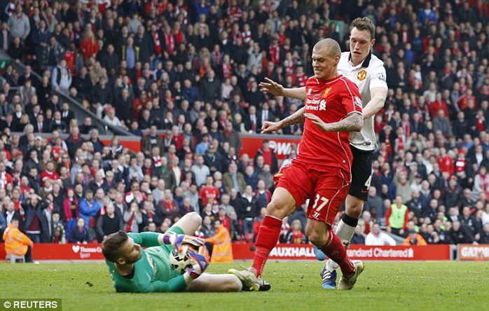 Skrtel đạp chân thủ môn De Gea