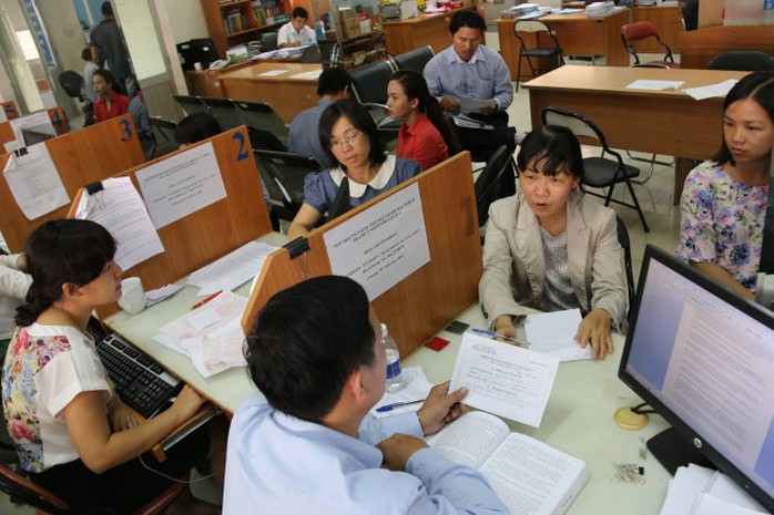 Người dân và doanh nghiệp đến Cục Thuế TP HCM hỏi thủ tục quyết toán thuế - Ảnh: Tiến Long