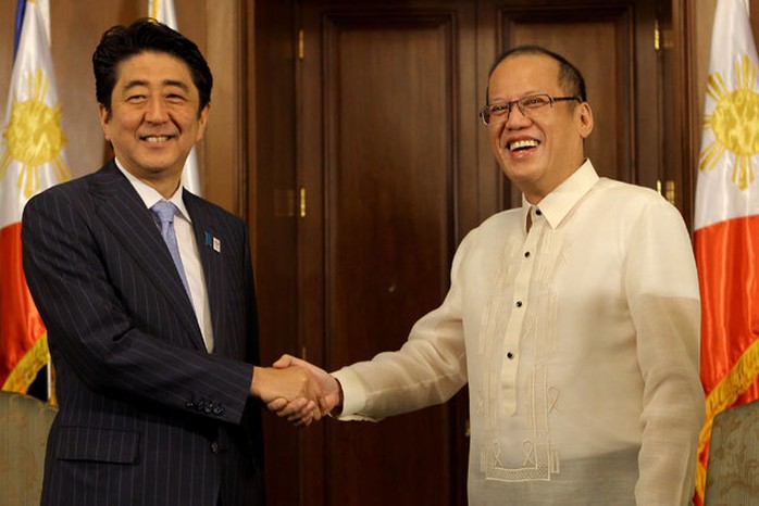 Tổng thống Philippines Benigno Aquino III (phải) dự kiến sẽ có cuộc gặp với Thủ tướng Nhật Bản Shinzo Abe (trái) vào tháng 6. Ảnh: Rappler