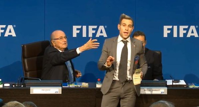 Diễn viên Simon Brodkin sỉ nhục ngài chủ tịch FIFA trước khi ra tay