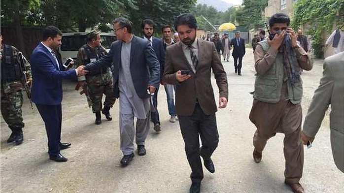 Các nghị sĩ Afghanistan tháo chạy. Ảnh: BBC