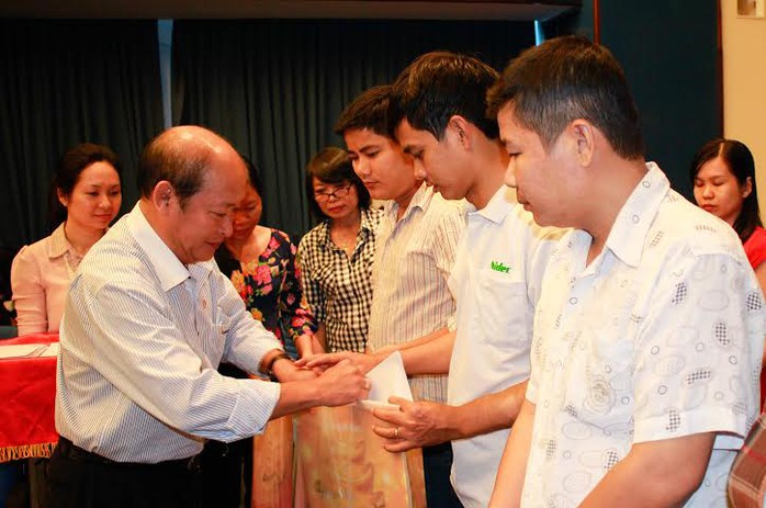 ông Nguyễn Thanh Hùng, Phó Bí thư thường trực Đảng ủy Ngân hàng Đông Á, tặng quà cho công nhân khó khăn