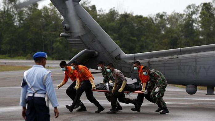 Một thi thể được trực thăng của hải quân Mỹ đưa từ tàu USS Sampson về  Pangkalan Bun - Indonesia. Ảnh: REUTERS