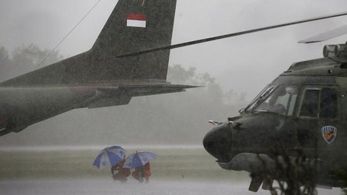 Mưa to chiều 4-1 khiến đội bay của Không quân Indonesia phải tạm dừng hoạt động. Ảnh: Reuters