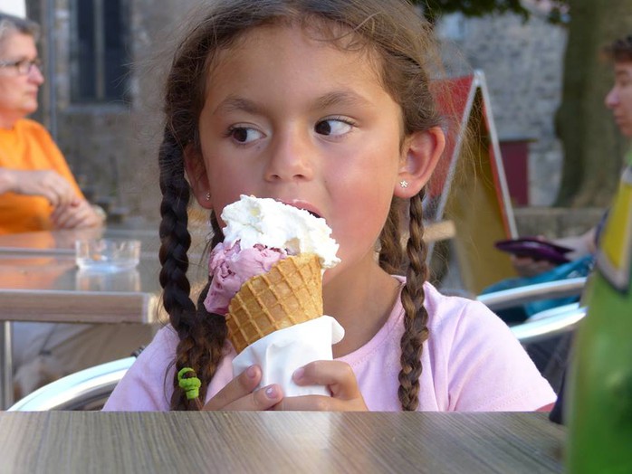 Cô bé cũng rất mê ăn kem
