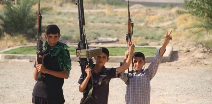Nhiều học sinh bị bắt cóc được IS đào tạo thành tay súng. Ảnh: Basnews