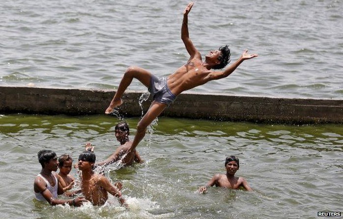 Tắm sông giải nhiệt ở Gujarat. Ảnh: Reuters