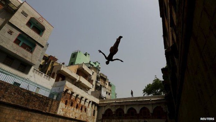 Nhảy xuống hồ nước New Delhi để giải nhiệt. Ảnh: Reuters