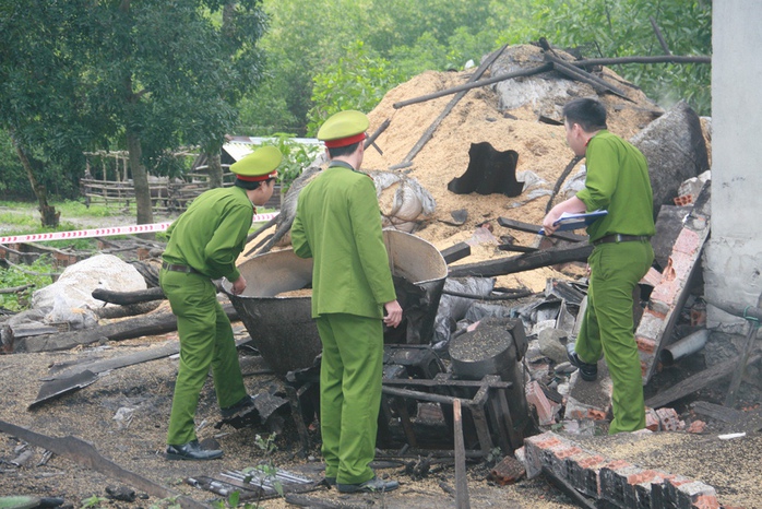 Lực lượng công an khám nghiệm hiện trường vụ việc