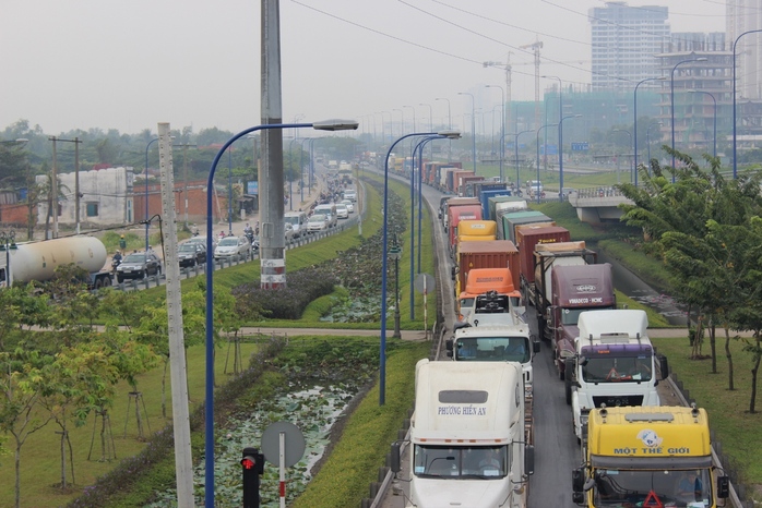Hàng ngàn phương tiện kẹt cứng hàng km ở cả hai hướng trên xa lộ Hà Nội