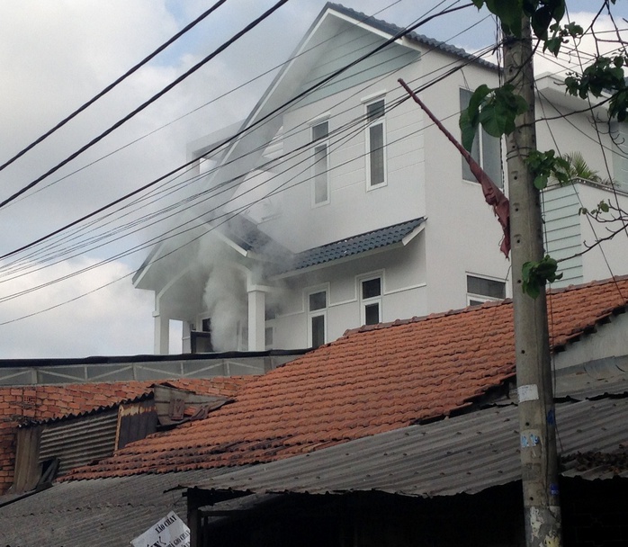 Khói bốc lên nghi ngút ở căn nhà 3 tầng trên đường Tăng Nhơn Phú (quận 9)