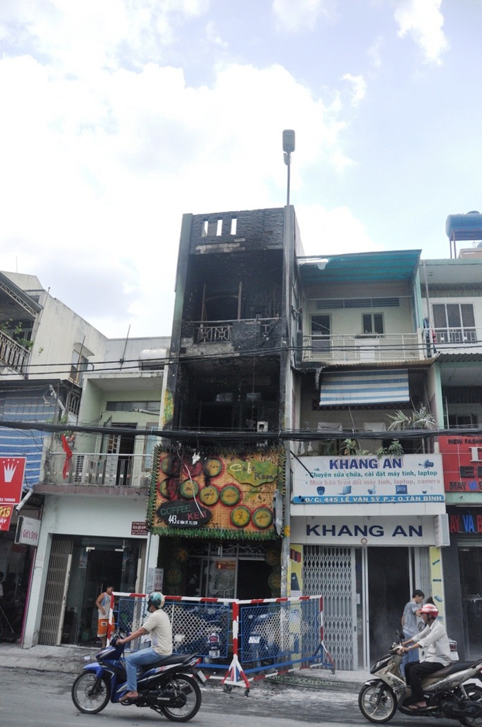 Mặt tiền căn nhà 3 tầng làm nơi kinh doanh quán kem bị cháy đen sau vụ hỏa hoạn.