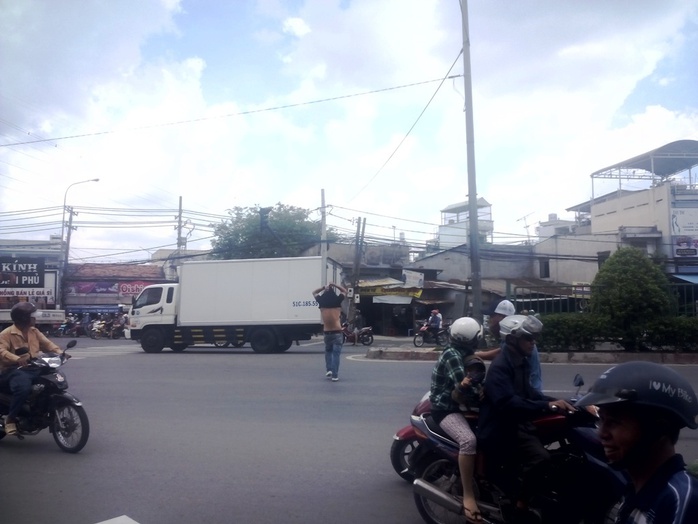 Nam thanh niên dùng vật nhọn gí vào cổ tài xế taxi sau đó chạy ra giữa quốc lộ la hét bằng tiếng nước ngoài.