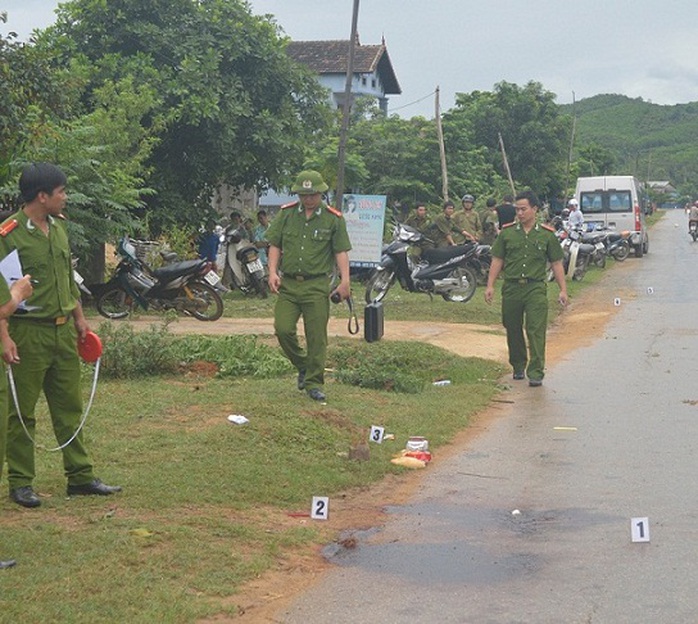 Lực lượng chức năng đang khám nghiệm hiện trường. Ảnh: Mạnh Chi