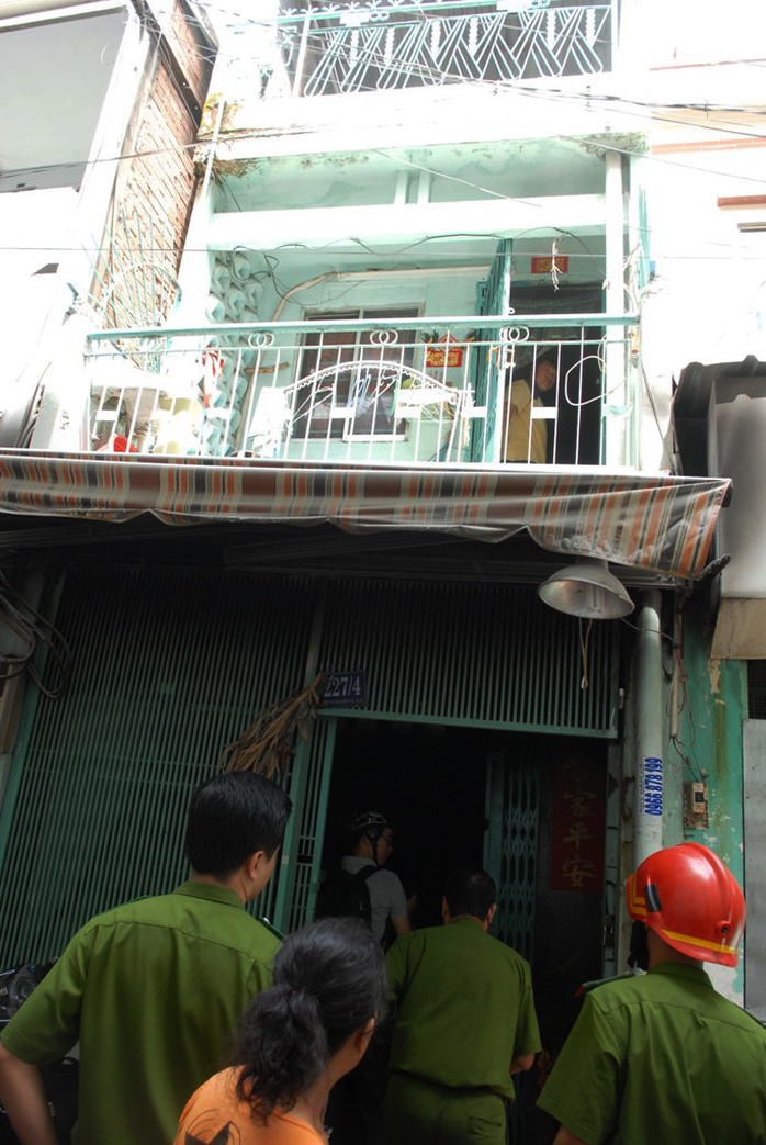 Công an khám nghiệm hiện trường vụ cháy nhà trong hẻm 227 đường Nguyễn Thị Nhỏ, quận 11