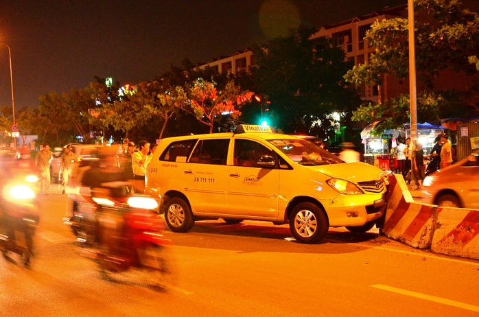 3 người trong gia đình Việt kiều Pháp một phen hoảng sợ khi chiếc taxi mất lái đâm vào dải phân cách