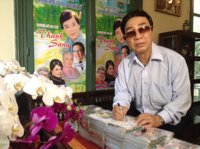 NSƯT Thanh Sang ký tên trên dĩa của ông, tặng khán giả hâm mộ