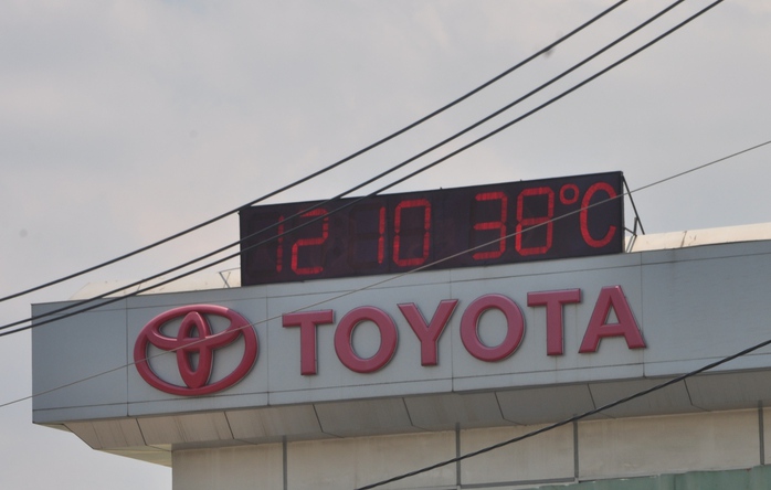 Dù Trung tâm Dự báo Khí tượng thủy văn Trung ương dự báo nhiệt độ cao nhất tại TP HCM ngày 4-5 là 36 độ C nhưng tại công ty Toyota nhiệt độ đo được lúc 12 giờ 10 phút là 38 độ C