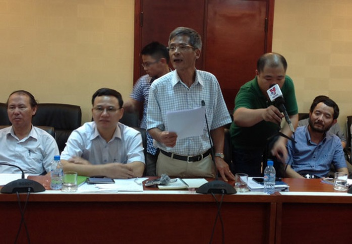 Ông Hoàng Văn Bảy, Cục trưởng Cục Quản lý tài nguyên nước (thứ 3 từ trái qua), trả lời câu hỏi của báo chí