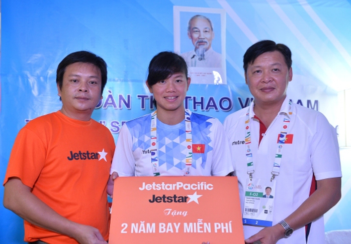 Đại diện Jetstar Pacific tặng quà cho Ánh Viên