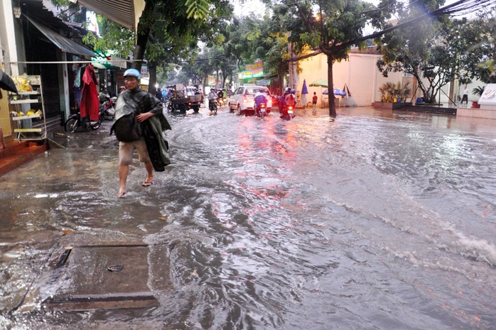 Cơn mưa khiến tuyến đường Nguyễn Văn Quá cũng bị ngập sâu