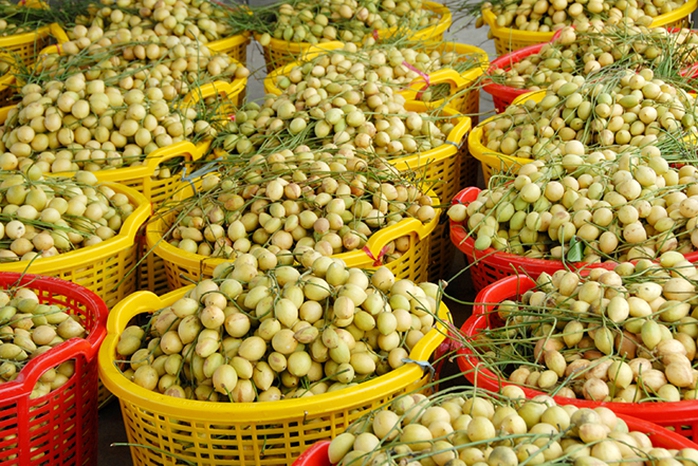 Thương lái đóng gói dâu để chở đi tiêu thụ ở các tỉnh và TP HCM