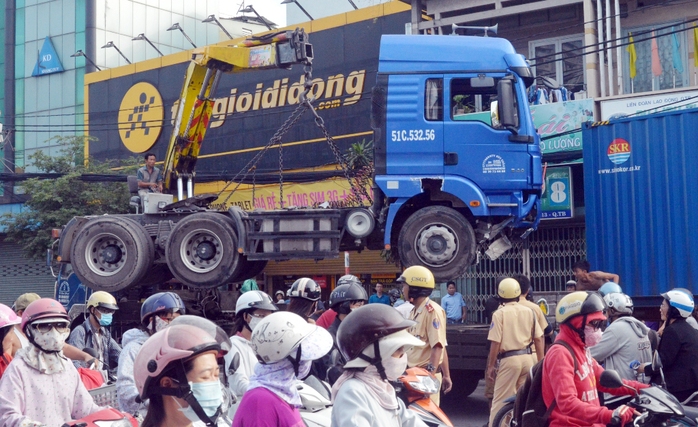 Chiếc xe container bất ngờ nổ lốp dẫn đến mất lái đâm gãy hàng chục mét dải phân cách trên đường Trường Chinh.