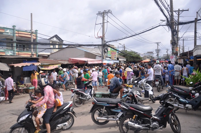 Hiện trường được công an phong tỏa, hàng trăm người dân đứng theo dõi