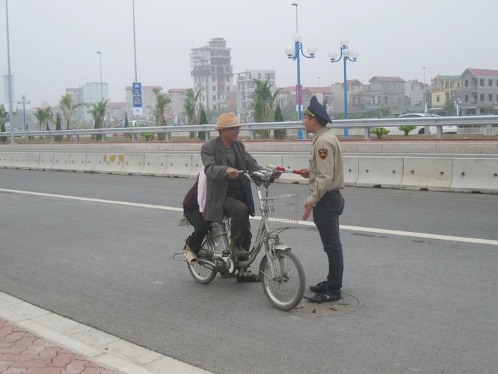 Lực lượng bảo vệ cầu Nhật tân đang giải thích phương tiện không đủ điều kiện tham gia lưu thông trên cây cầu