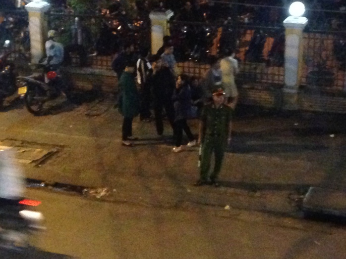 Người bệnh tại Bệnh viện Đà Nẵng đã tràn ra cả hành lang từ lúc 19 giờ, chờ đón xe đưa ông Thanh vào bệnh viện
