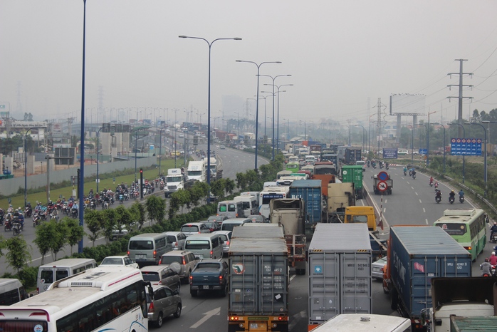  Kẹt xe trên xa lộ Hà Nội cũng kéo theo nhiều tuyến đường khác như đại lộ Mai Chí Thọ, các đường từ quận Thủ Đức, quận 9 đâm ra ùn tắc