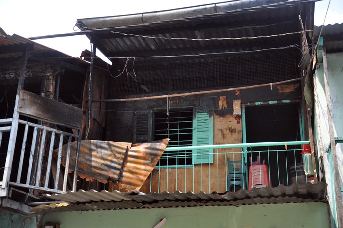 Ngọn lửa bùng cháy lớn khiến 4 người trong căn nhà 201 Lò Siêu bị mắc kẹt.