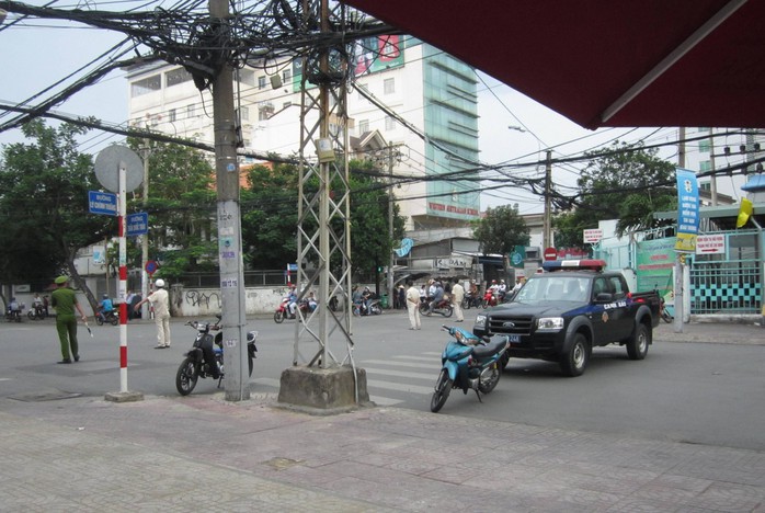 Cơ quan chức năng tiến hành phong tỏa đường Trần Quốc Thảo (đoạn trước bệnh viện Tai Mũi Họng TP HCM) để phục vụ công tác cưỡng chế