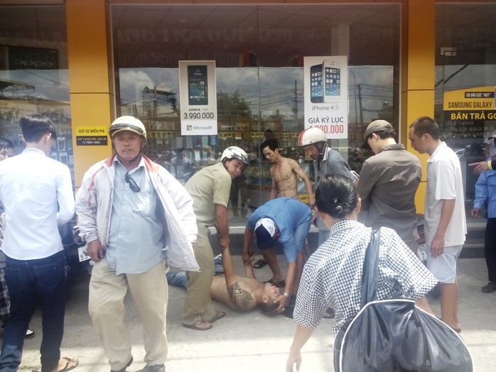 Lực lượng chức năng có mặt đưa nam thanh niên người nước ngoài nghi phê ngáo đá về công an phường xử lý